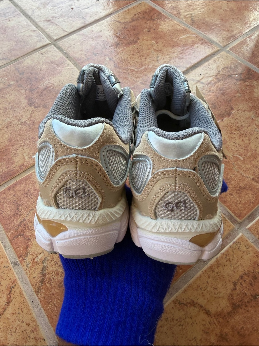 Size 6 Men’s And Women’s 7.5 - Asics Gel NYC Beige and Gray Sneakers - Picture 3 of 7